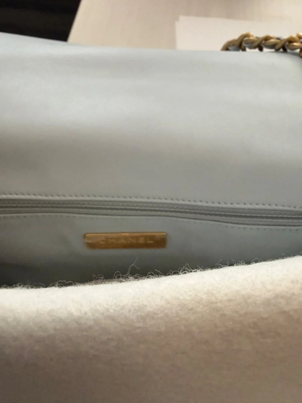 CHANEL White Quilted Shoulder Bag with Gold Chain